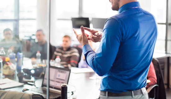 Reunión en empresa, que representa la formación para empresas programada