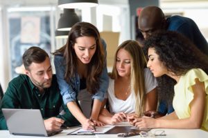 Aprendizaje en el trabajo en una reunión de empresa