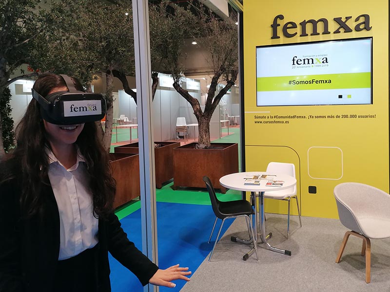 usando las gafas de realidad virtual de femxa en la semana de la educación