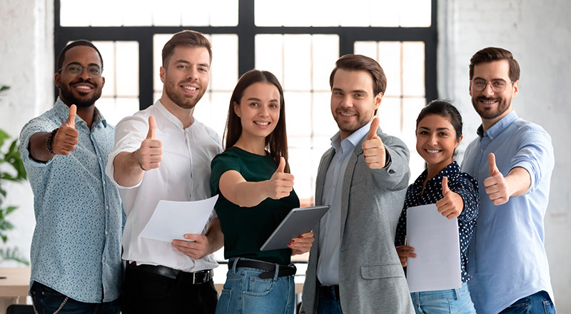 Equipo de trabajo feliz, señal de un alto grado de bienestar laboral en la empresa