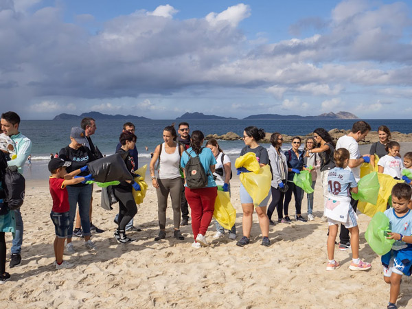 recogida de basuraleza en samil dentro de la acción 1m2 por las playas y los mares