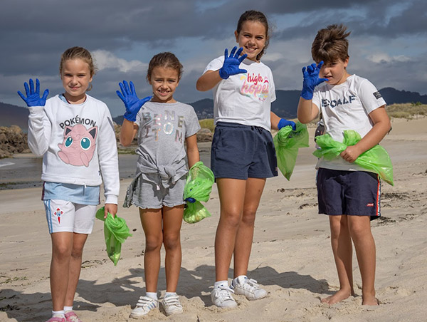 grupo de niños durante la recogida de basuraleza organizada por Femxa