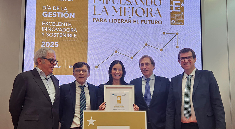 Patricia García recoge el reconocimiento por alcanzar el sello EFQM 600+ que otorga el Club de Excelencia en la Gestión, durante el acto en la Fundación Once.