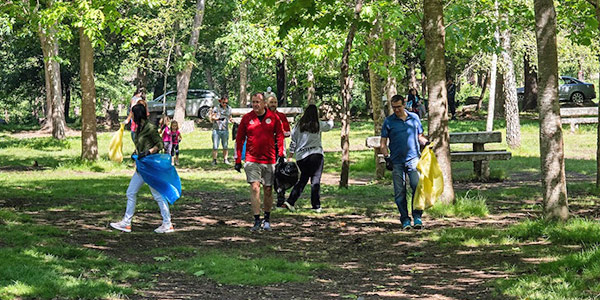 grupo recogiendo residuos en los montes de Vigo