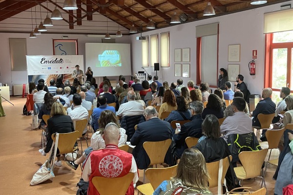 Espacio de ponencias en Enrédate, jornada de networking celebrada en la isla de San Simón y organizada por Consulta y Crece.