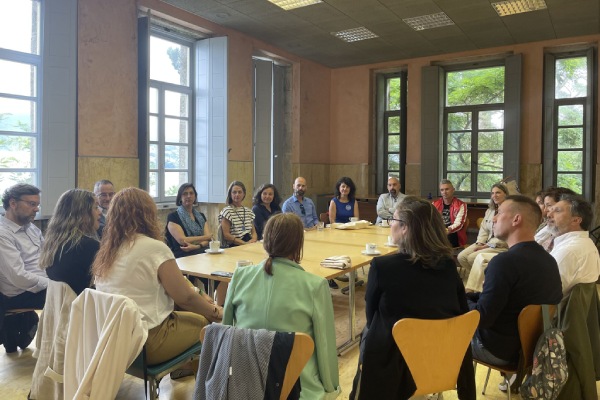 Reunión de empresarios y emprendedores durante el evento de networking enrédate