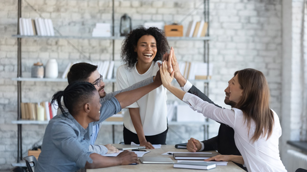 Grupo de empleados formándose en su empresa con métodos lúdicos y juegos