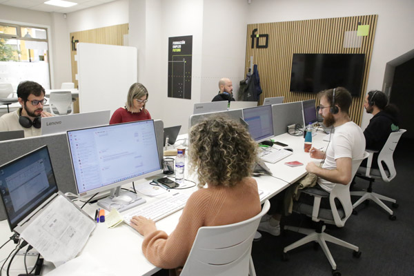 Personal de Femxa en las oficinas del centro de San Roque, en Vigo, preparando la auditoría para conseguir el sello EFQM 600+