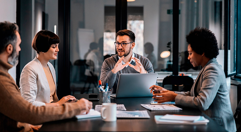 reunión de empresa para preparar el plan de formación empresarial